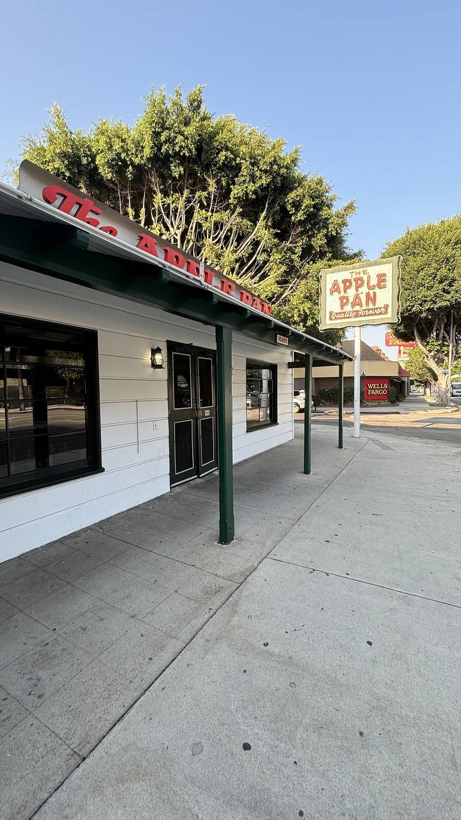 Alexis Doine / Wikimedia Commons, CC0 The Apple Pan's little white cottage on Pico Boulevard