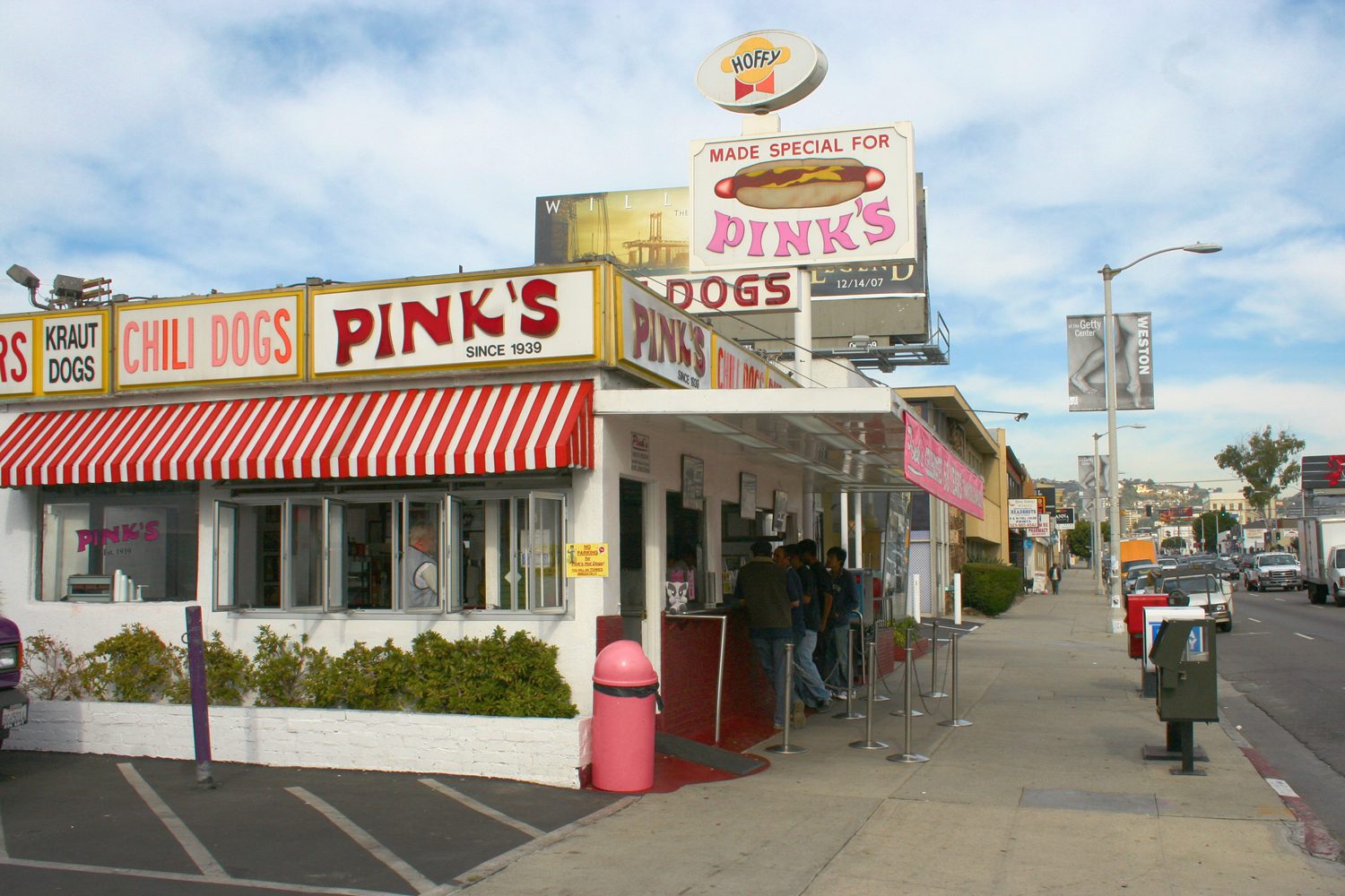 Dan Leveille / Wikimedia Commons, CC BY-SA 3.0 The Pink's Hot Dogs stand on La Brea Avenue
