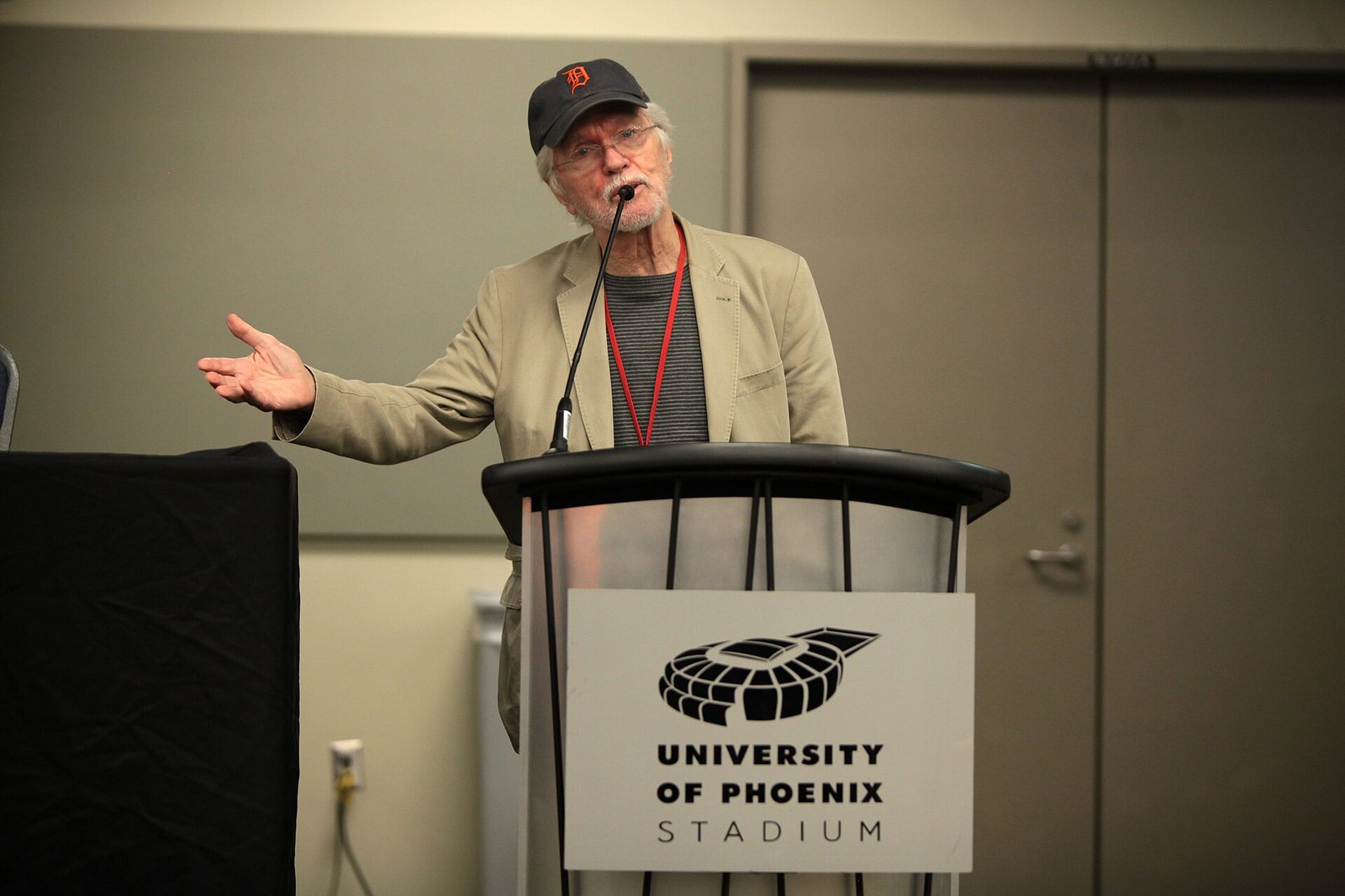 Tom Skerritt speaking at the 2014 Phoenix Comicon Fan Fest at the University of Phoenix Stadium in Glendale, Arizona.